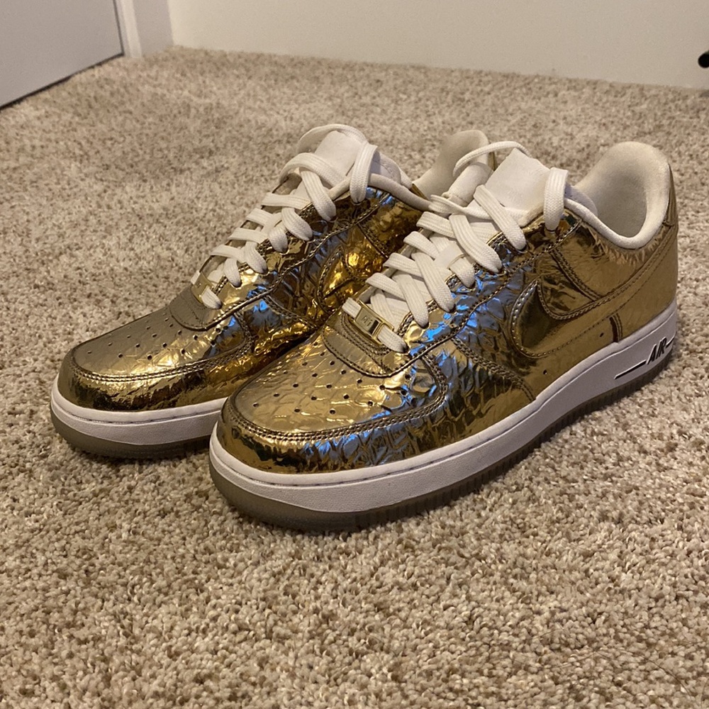 Nike AF-1 “precious metal”